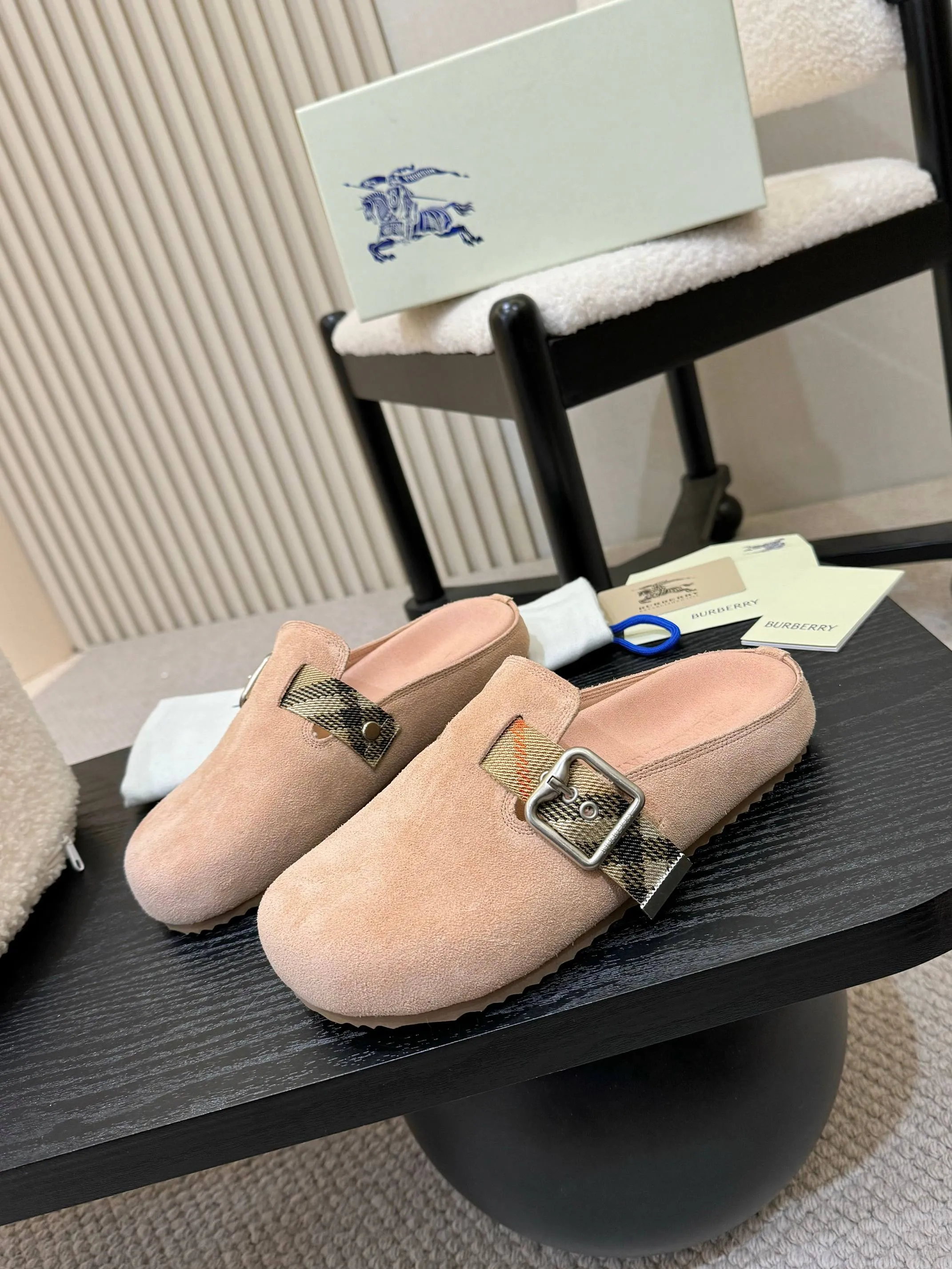 Men's shoes 💰560 Burberry's 2025 popular Birkenstock slippers are released, made of soft suede fabric and refined in Italian workshops. Featuring an embossed plaid pattern and an embossed sole embellished with the archive brand's logo. Features an adjustable B-shaped buckle strap and is embellished with the signature sand-colored Burberry check in jacquard worsted.   ✅Fabric: suede ✅Lining: silk cowhide ✅Outsole: TPU ✅Color: black, brown, pink, apricot, 4 colors available ✅Code number: 35-45 for men and women (35, 45 customized)